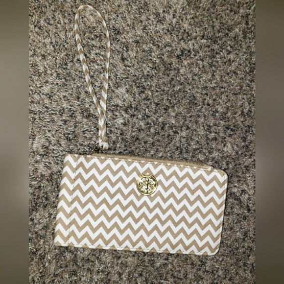 Chateau| Chevron Patterned Double Sided Wallet Wristlet - Picture 1 of 4